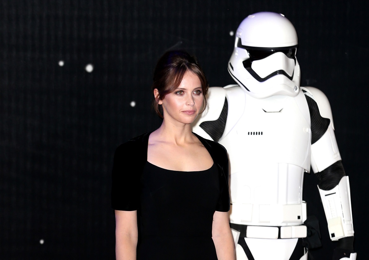 felicity-jones-attends-the-european-premiere-of-star-wars-the-force-awakens-at-leicester-square-on-december-16-2015-in-london-england